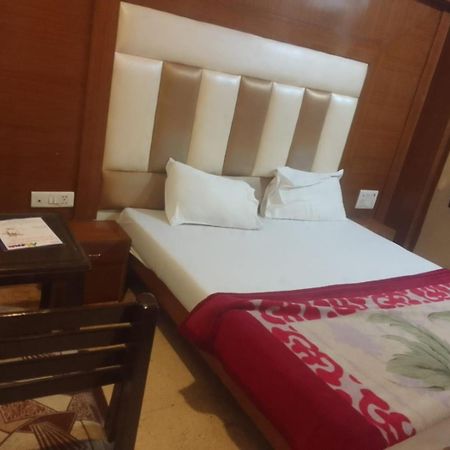 Hotel Noble Inn Нью-Дели Экстерьер фото