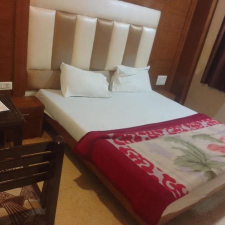Hotel Noble Inn Нью-Дели Экстерьер фото