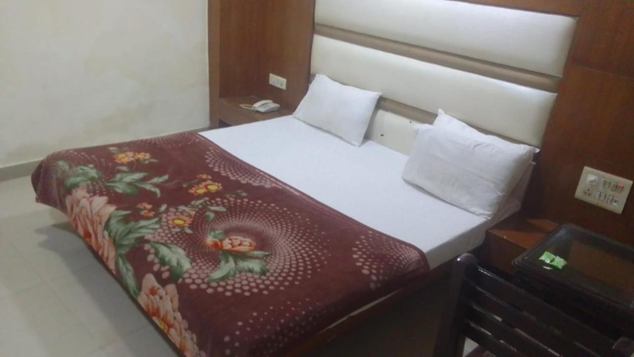 Hotel Noble Inn Нью-Дели Экстерьер фото